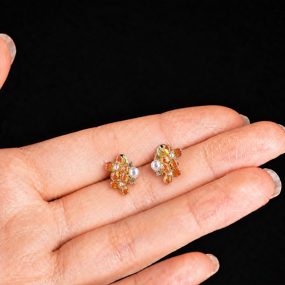 Color Stone Inlay Studs – Pearl & Four-Leaf, Vibrant Red