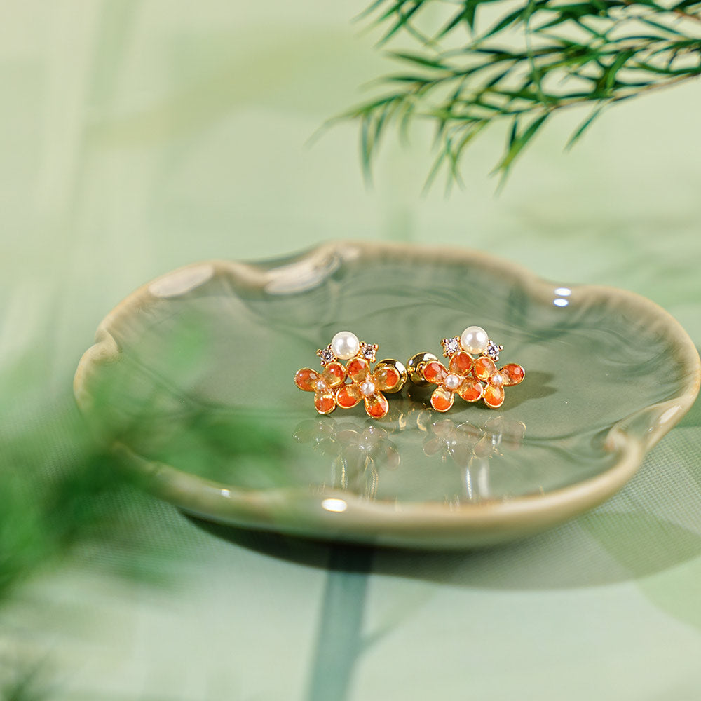 Color Stone Inlay Studs – Pearl & Four-Leaf, Vibrant Red