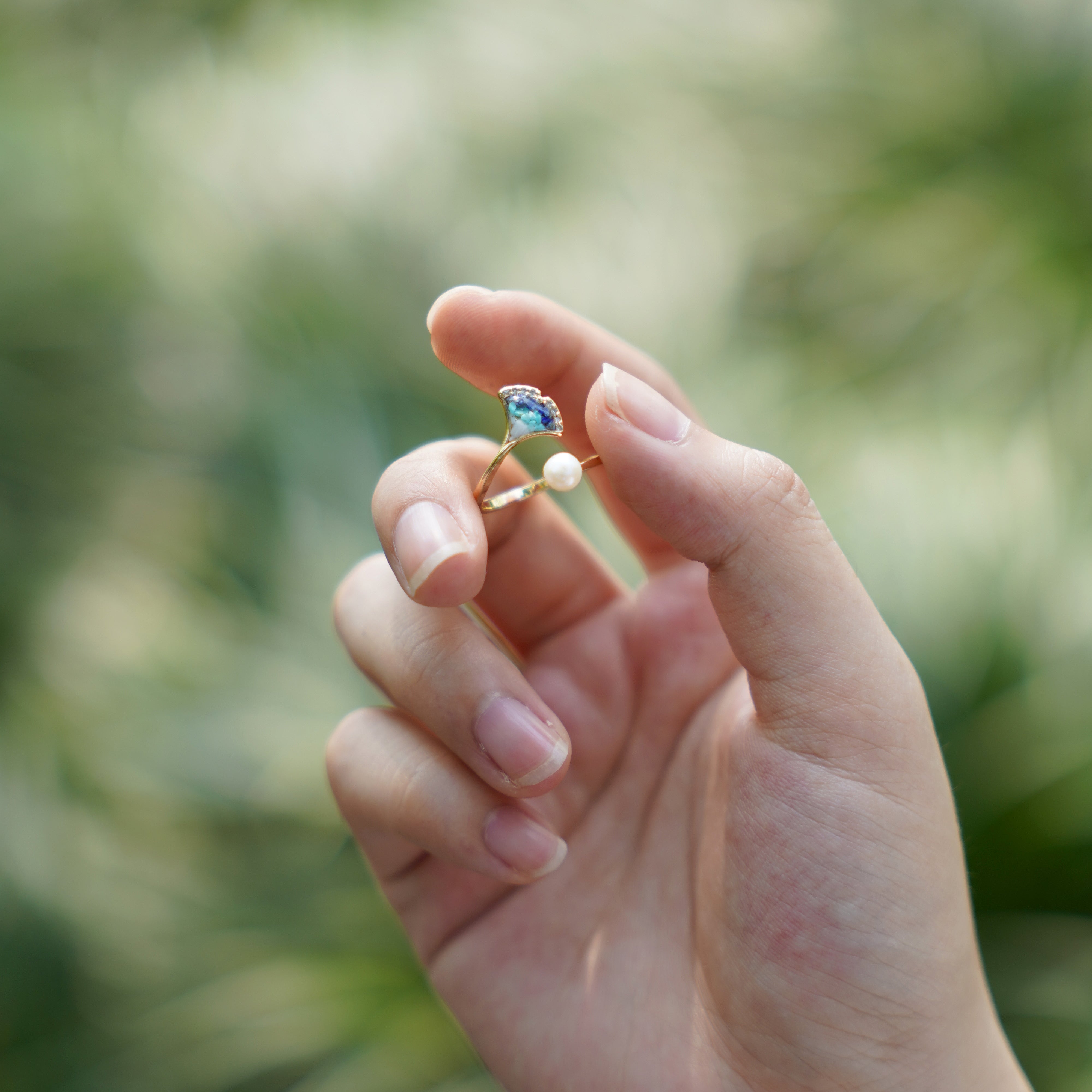 Color Stone Inlay Ring – Ginkgo Leaf & Pearl, Blue-and-White