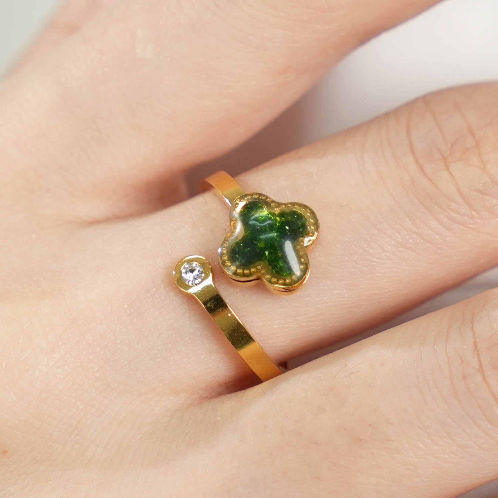 Colored Stone Inlay Ring – Emerald Four-Leaf Clover with Diamonds