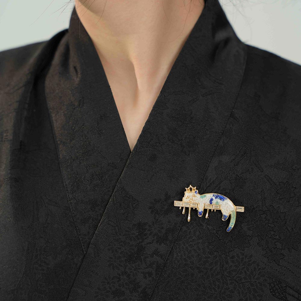 Enameled Blue-and-White Cat Brooch with Colorful Stone Inlay