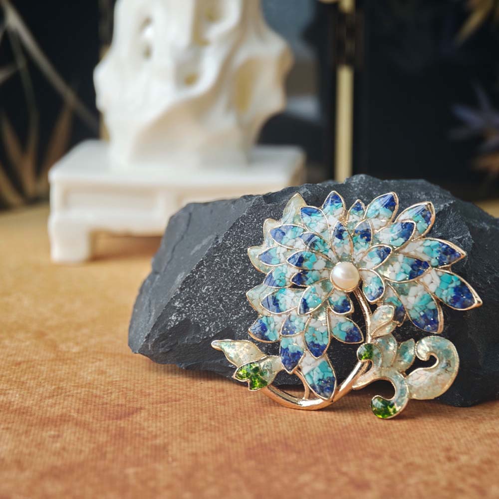 Color Stone Inlay Brooch – Chrysanthemum, Blue & White