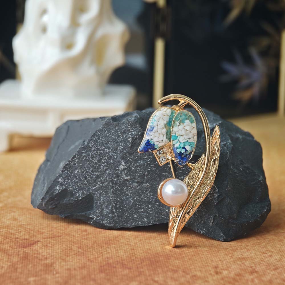 Inlaid Stone Blue-and-White Tulip Brooch