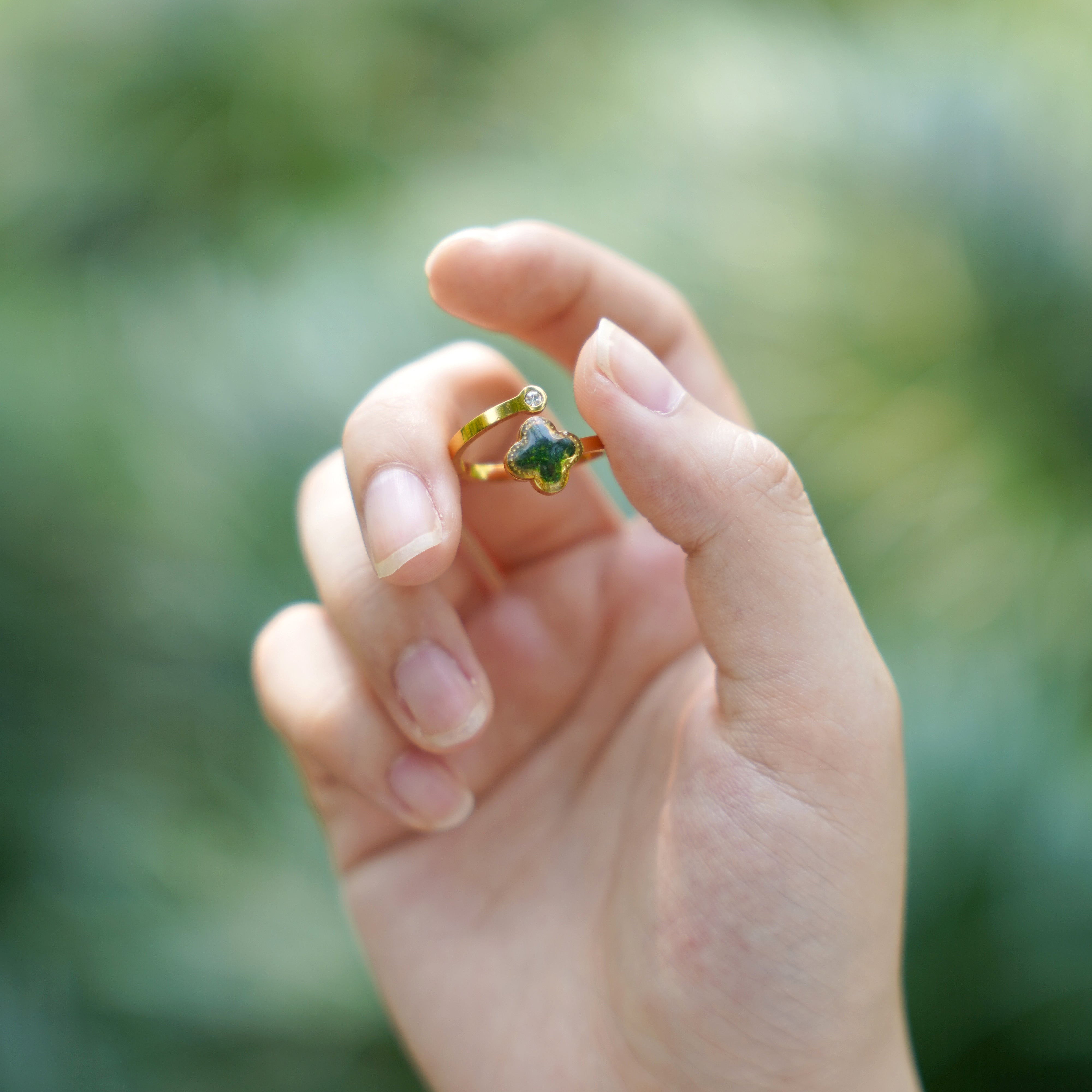 Colored Stone Inlay Ring – Emerald Four-Leaf Clover with Diamonds