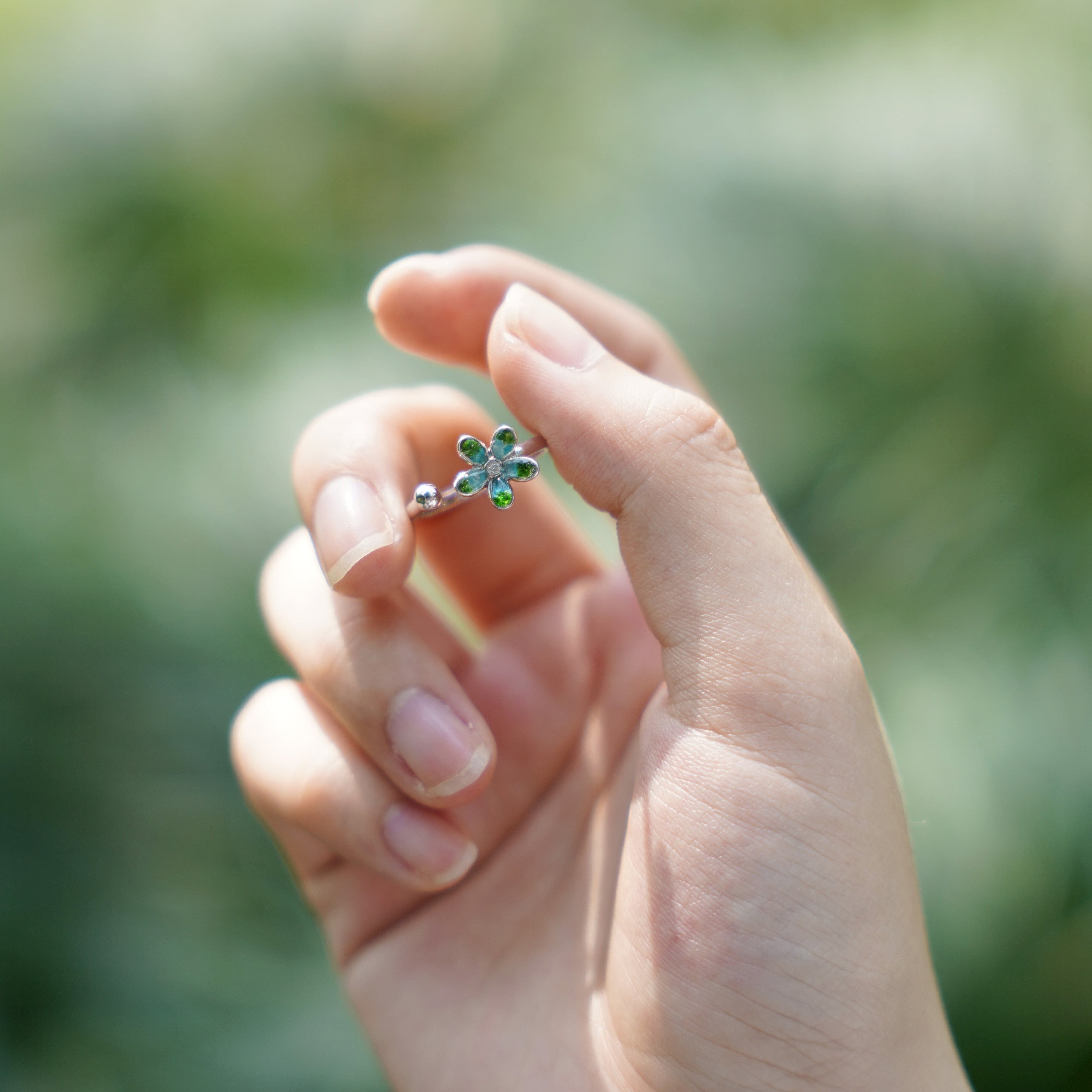 Color Stone Inlay Ring – Emerald Daisy, Silver