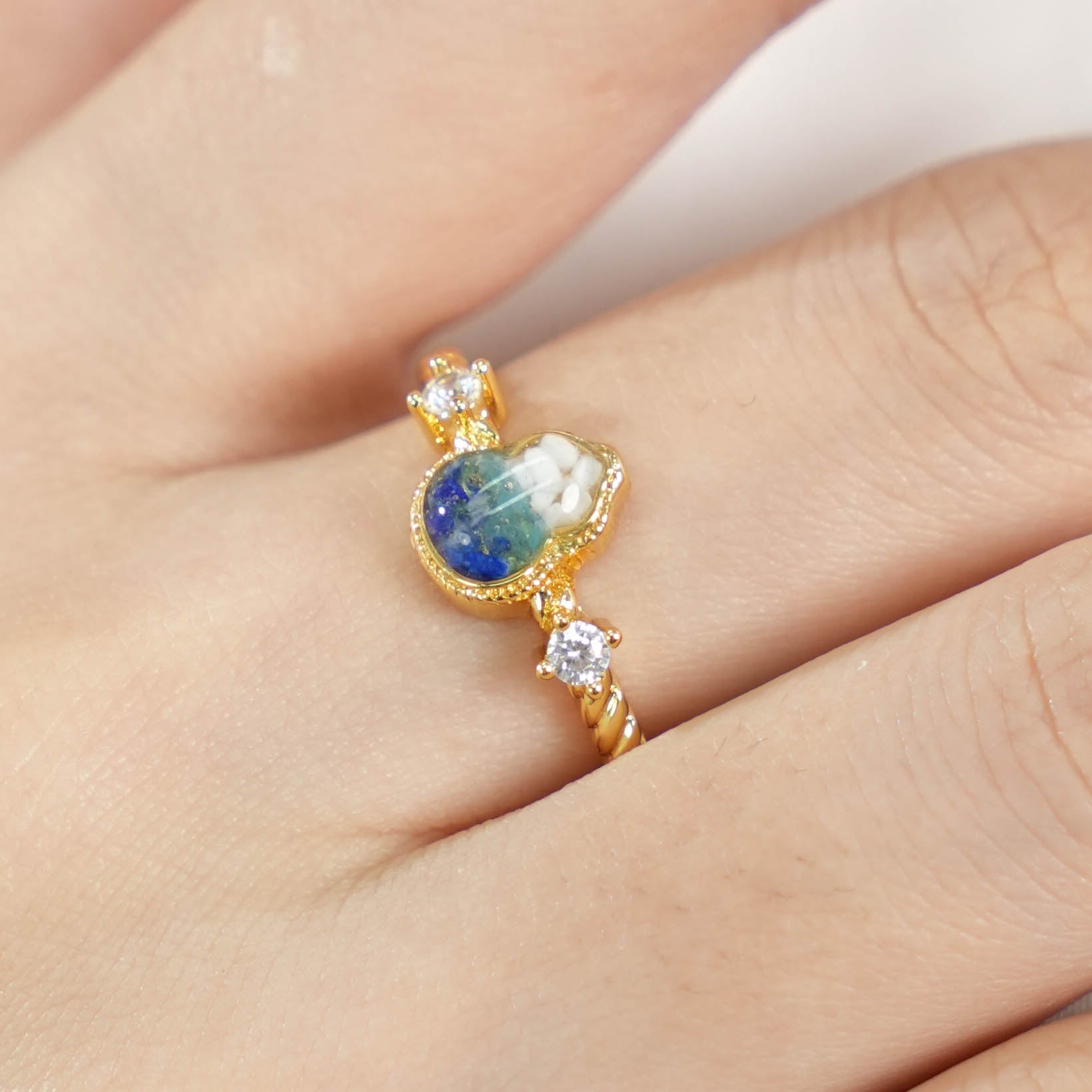Color Stone Inlay Ring – Gourd, Blue-and-White
