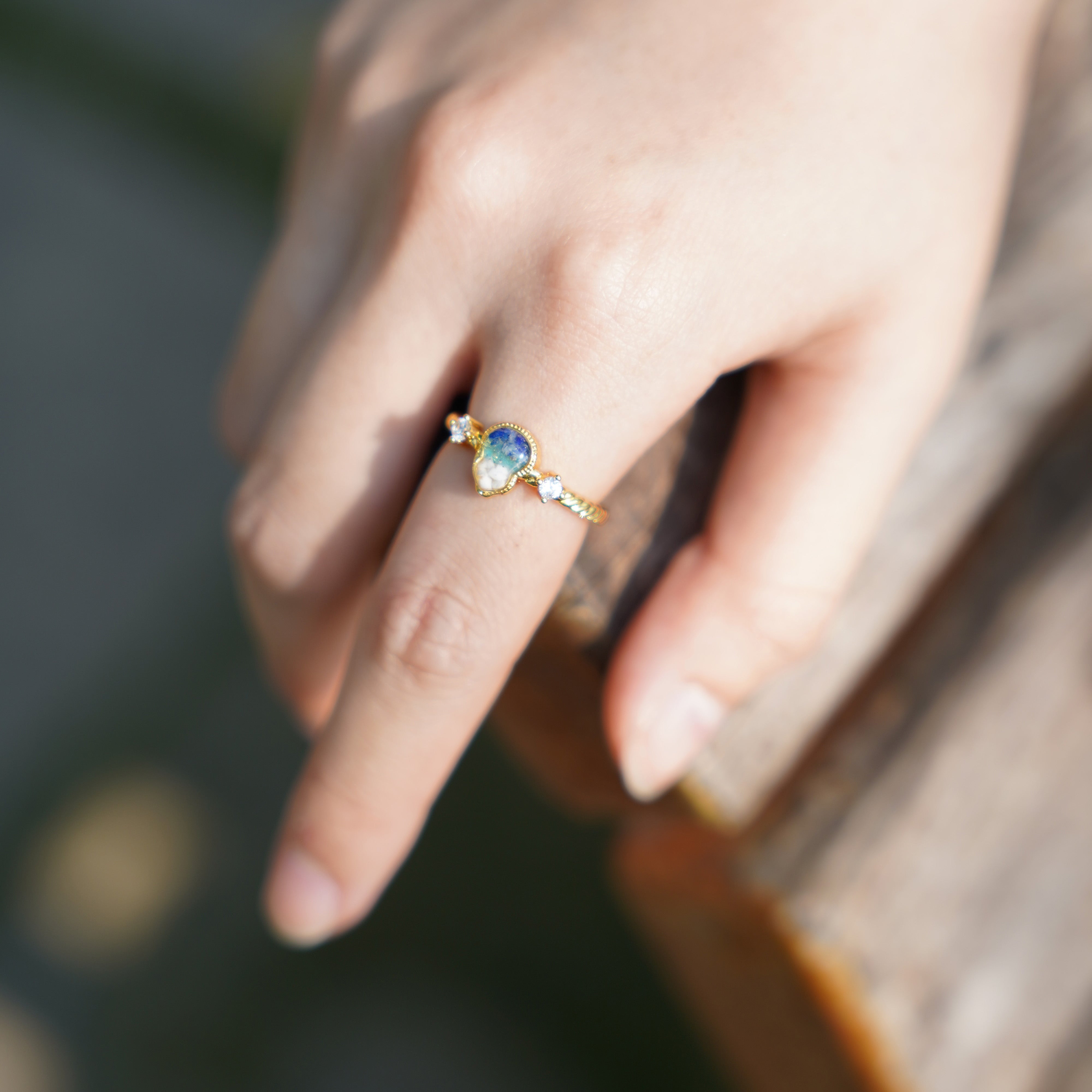 Color Stone Inlay Ring – Gourd, Blue-and-White