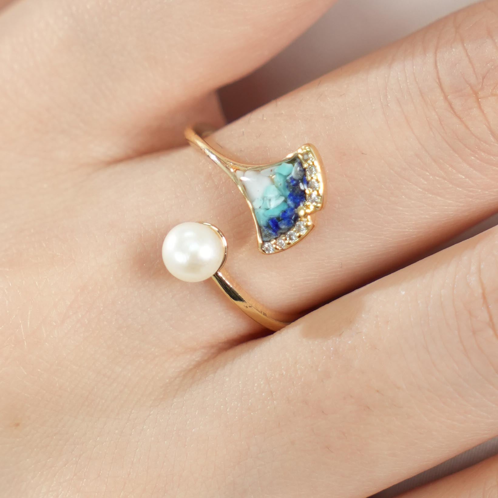 Color Stone Inlay Ring – Ginkgo Leaf & Pearl, Blue-and-White