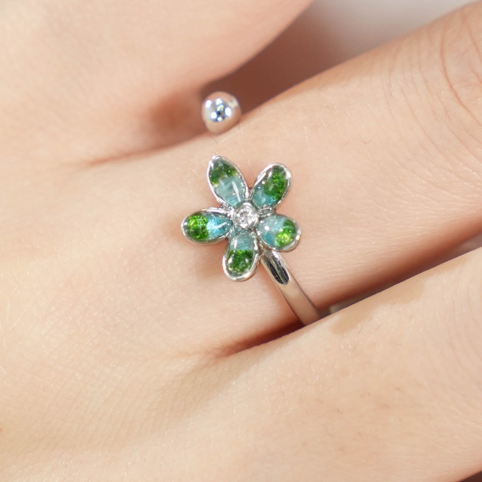 Color Stone Inlay Ring – Emerald Daisy, Silver