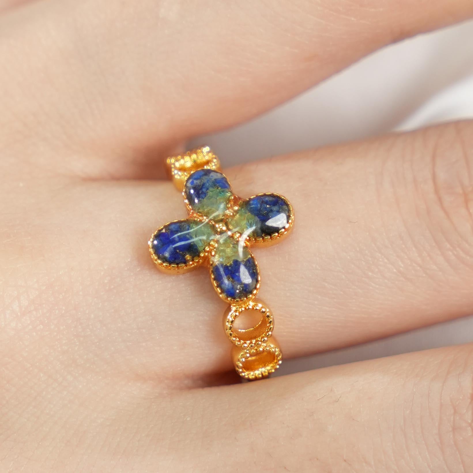 Rainbow Stone Inlaid Four-Leaf Clover B-Shaped Ring in Sapphire Blue Gradient