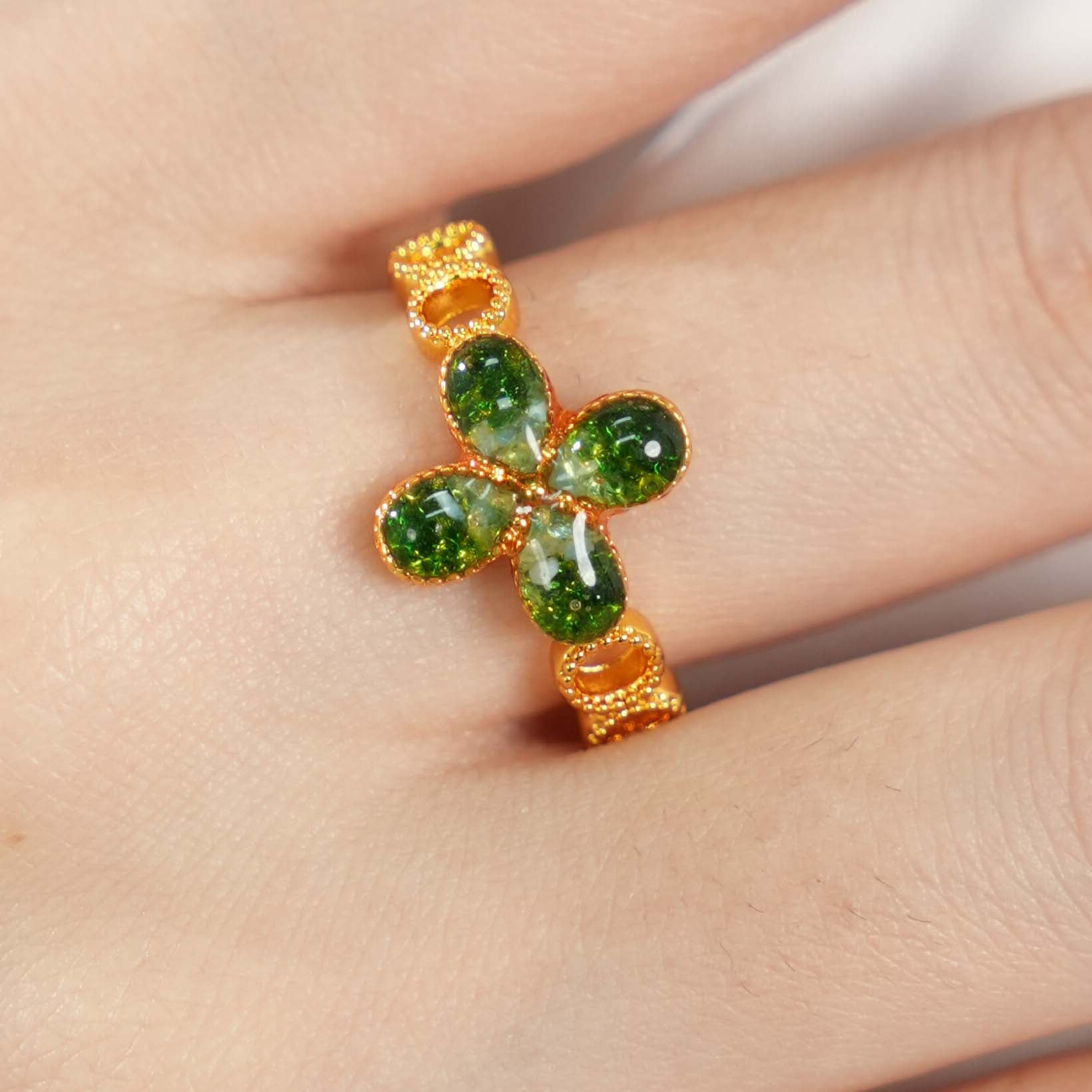 Colored Stone Inlaid Emerald Green Four-Leaf Clover Ring