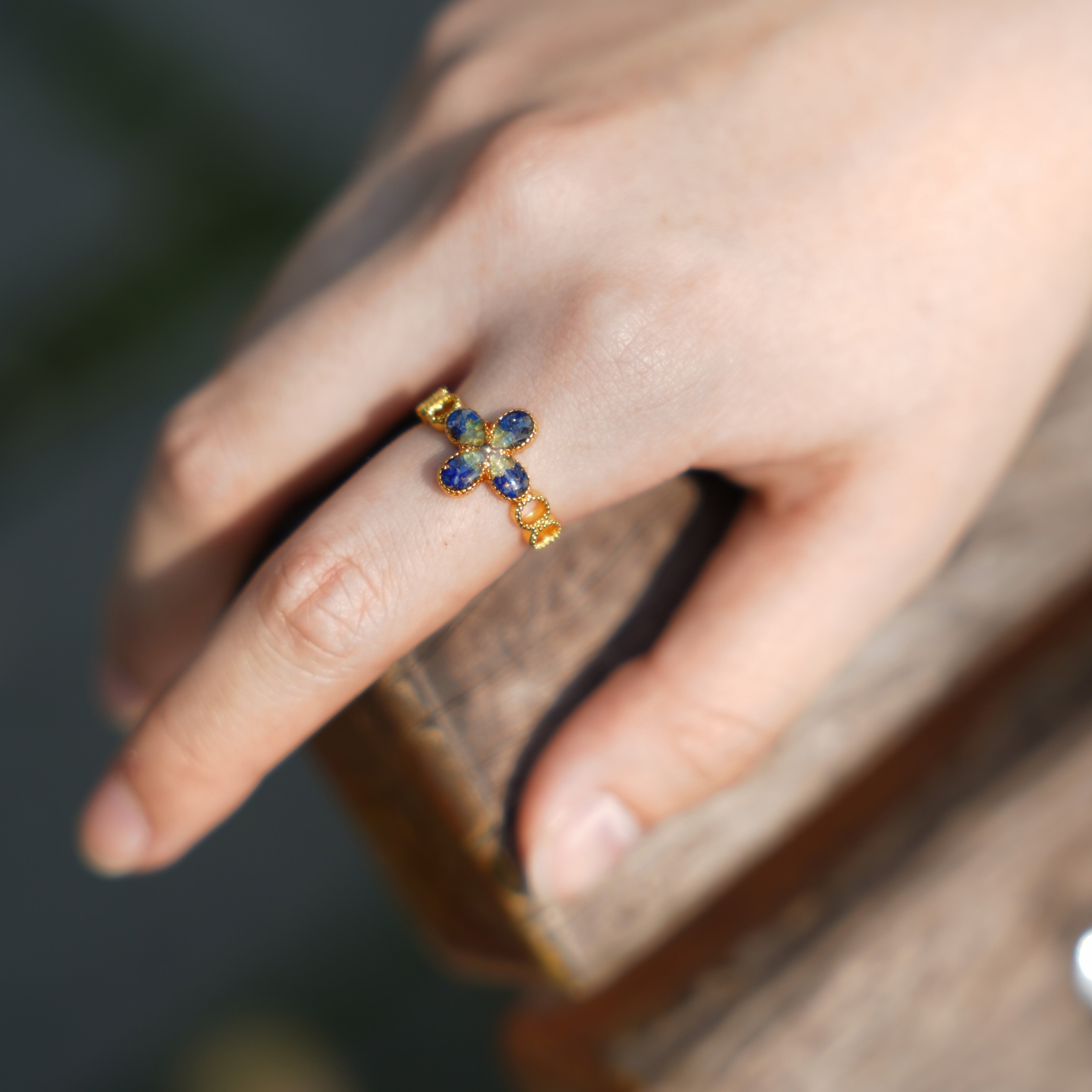Rainbow Stone Inlaid Four-Leaf Clover B-Shaped Ring in Sapphire Blue Gradient