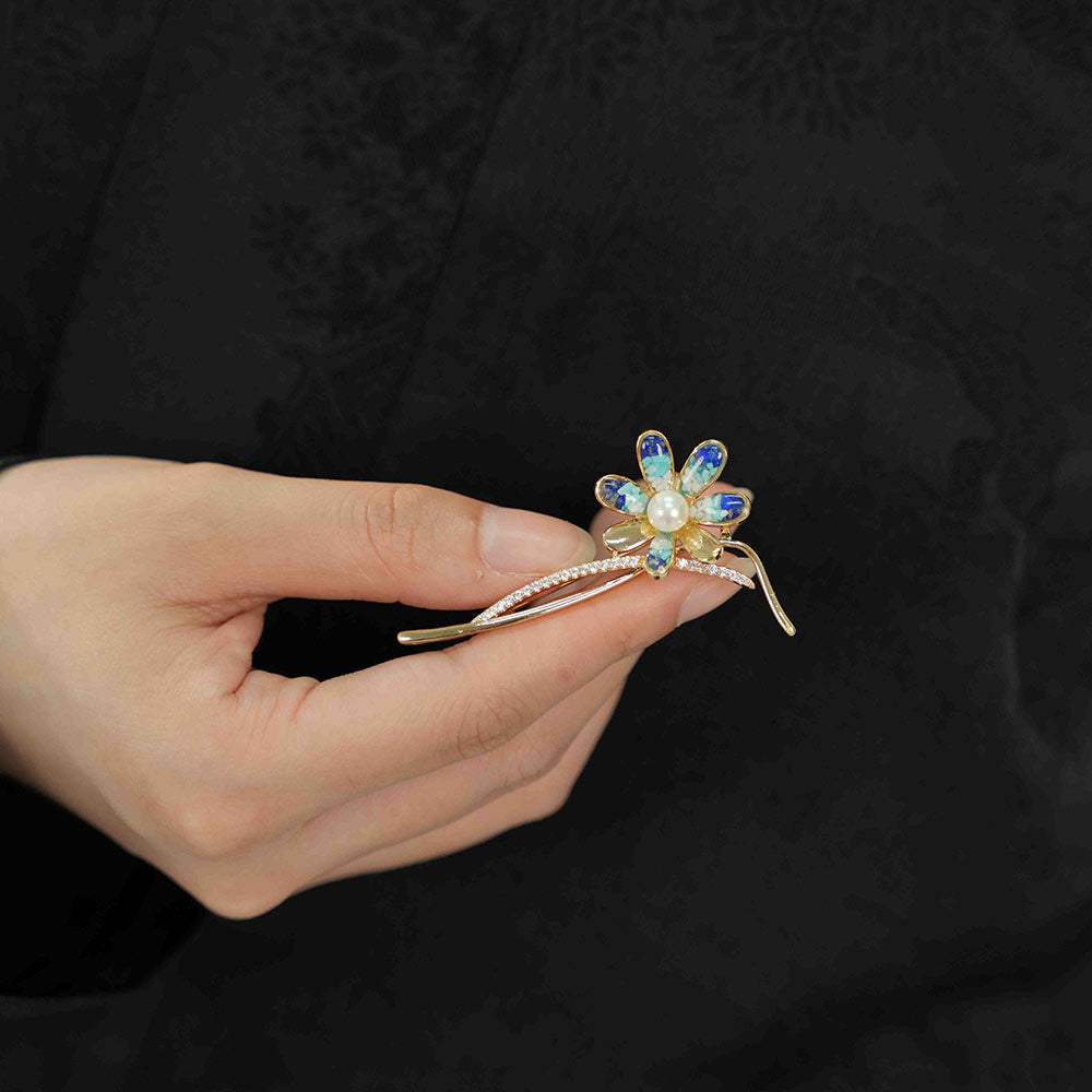 Clover Stone Inlay Daisy Brooch – Blue & White