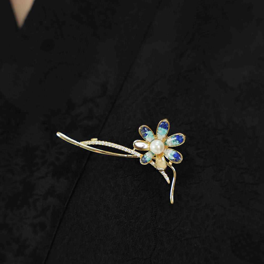 Clover Stone Inlay Daisy Brooch – Blue & White