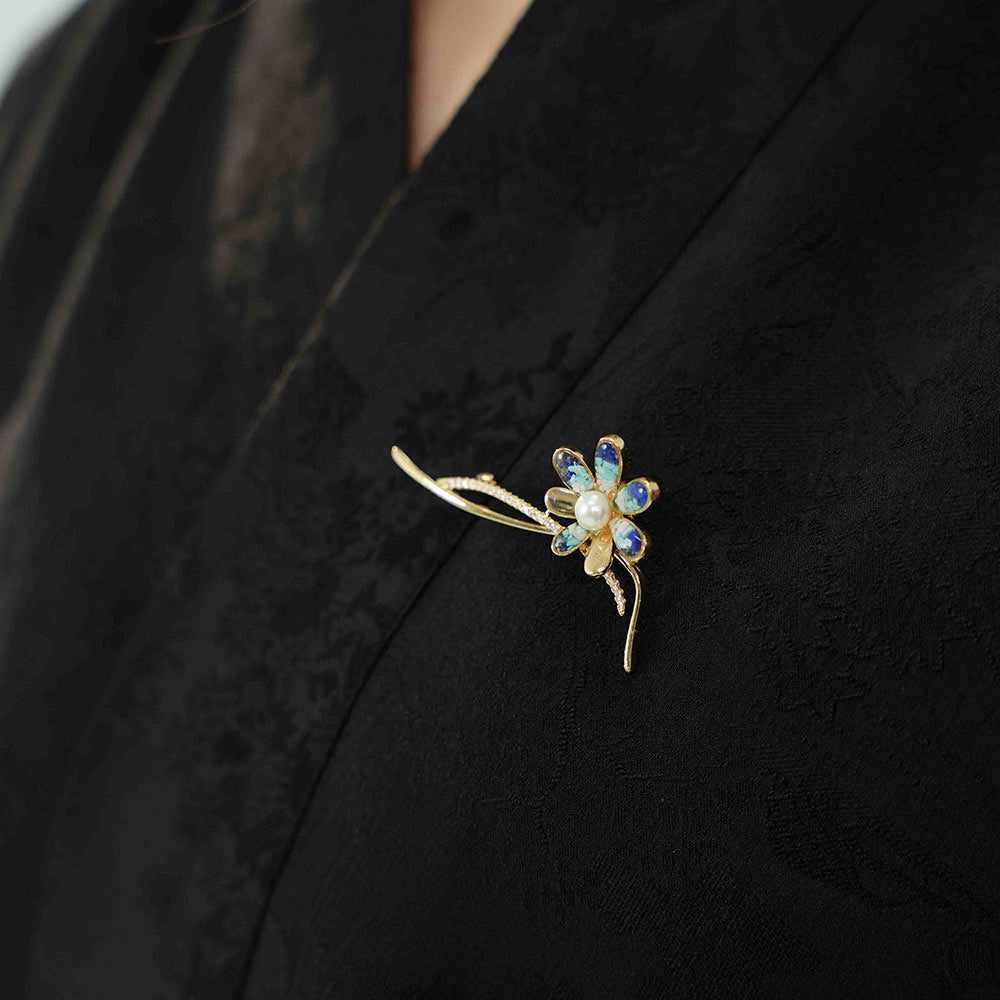 Clover Stone Inlay Daisy Brooch – Blue & White