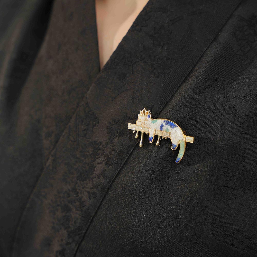 Enameled Blue-and-White Cat Brooch with Colorful Stone Inlay