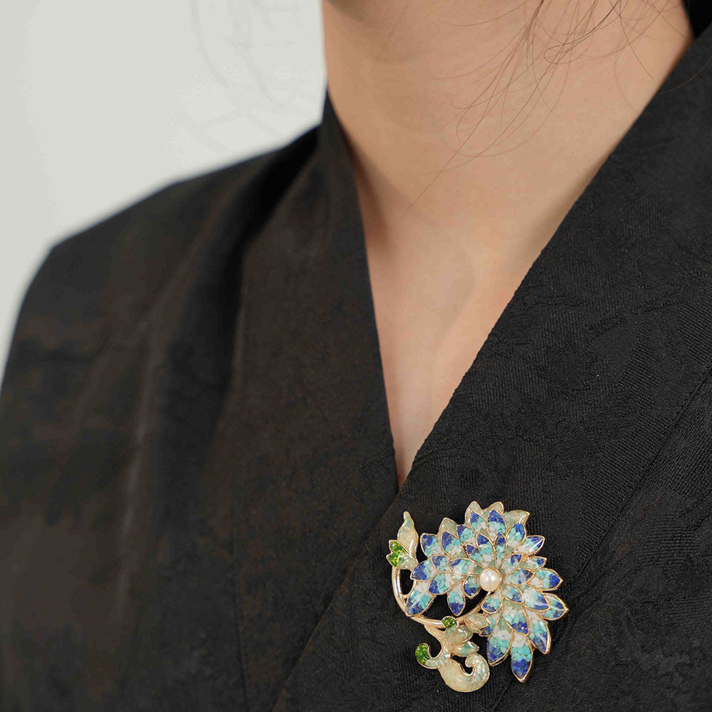 Color Stone Inlay Brooch – Chrysanthemum, Blue & White