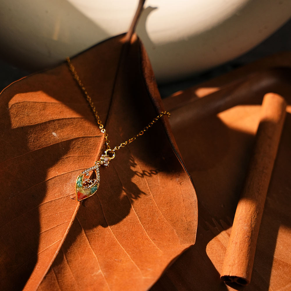 Color Stone Inlay Necklace – Hollow Diamond, Dunhuang Red