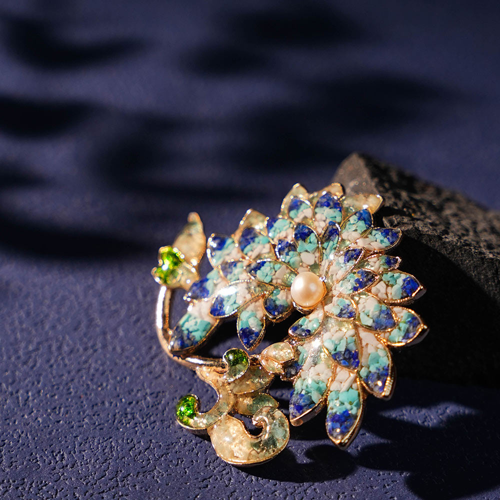 Brooch – Chrysanthemum, Blue & White